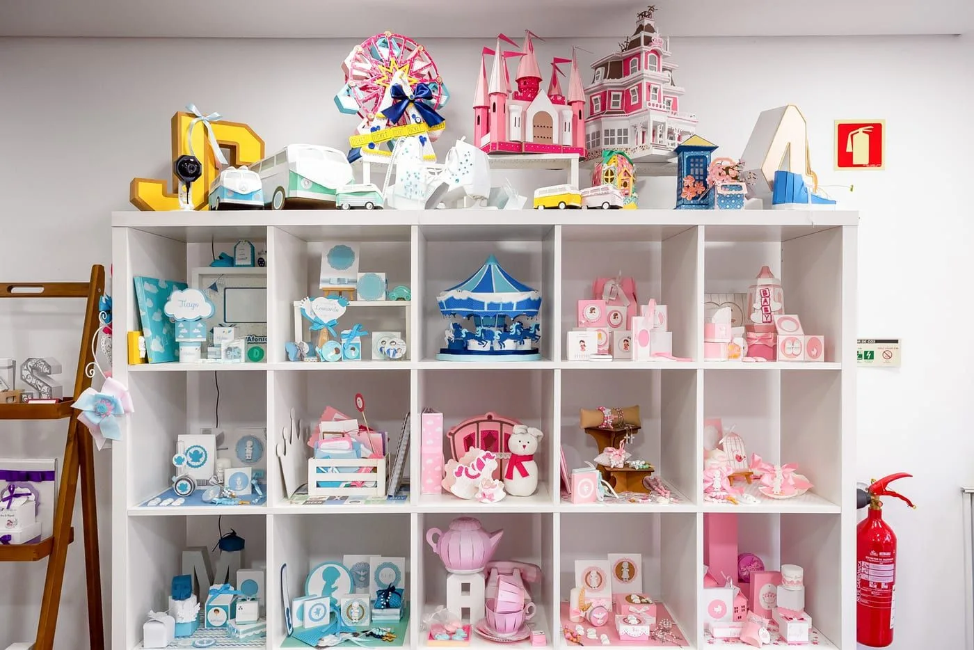Interior do showroom To Dream, prateleira com peças personalizadas